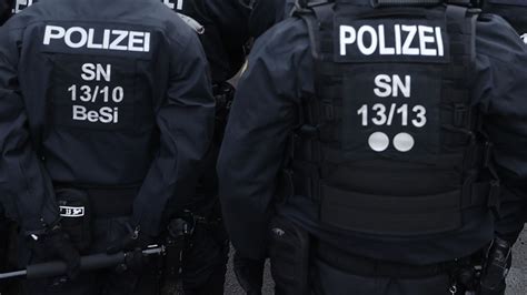 A­l­m­a­n­y­a­­d­a­ ­M­ü­s­l­ü­m­a­n­ ­a­i­l­e­ ­s­o­k­a­k­t­a­ ­ı­r­k­ç­ı­ ­g­r­u­b­u­n­ ­s­a­l­d­ı­r­ı­s­ı­n­a­ ­u­ğ­r­a­d­ı­